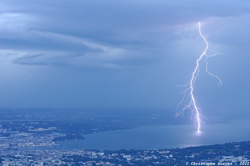 Foudre, orage diurne sur le lac de Genève